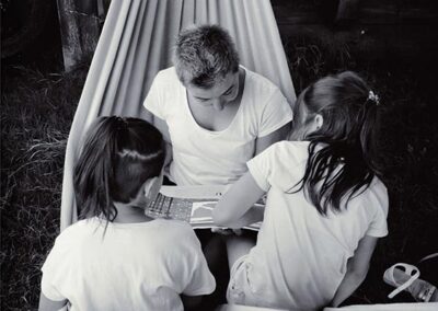 El adulto escondido. Publicaciones Pantalia, Gestiones Culturales